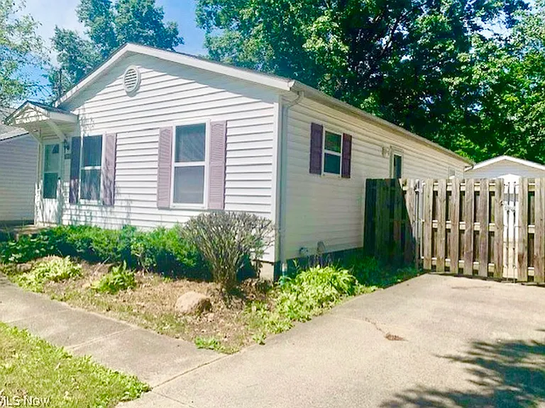 6528 Rosebelle Ave — Photo 1