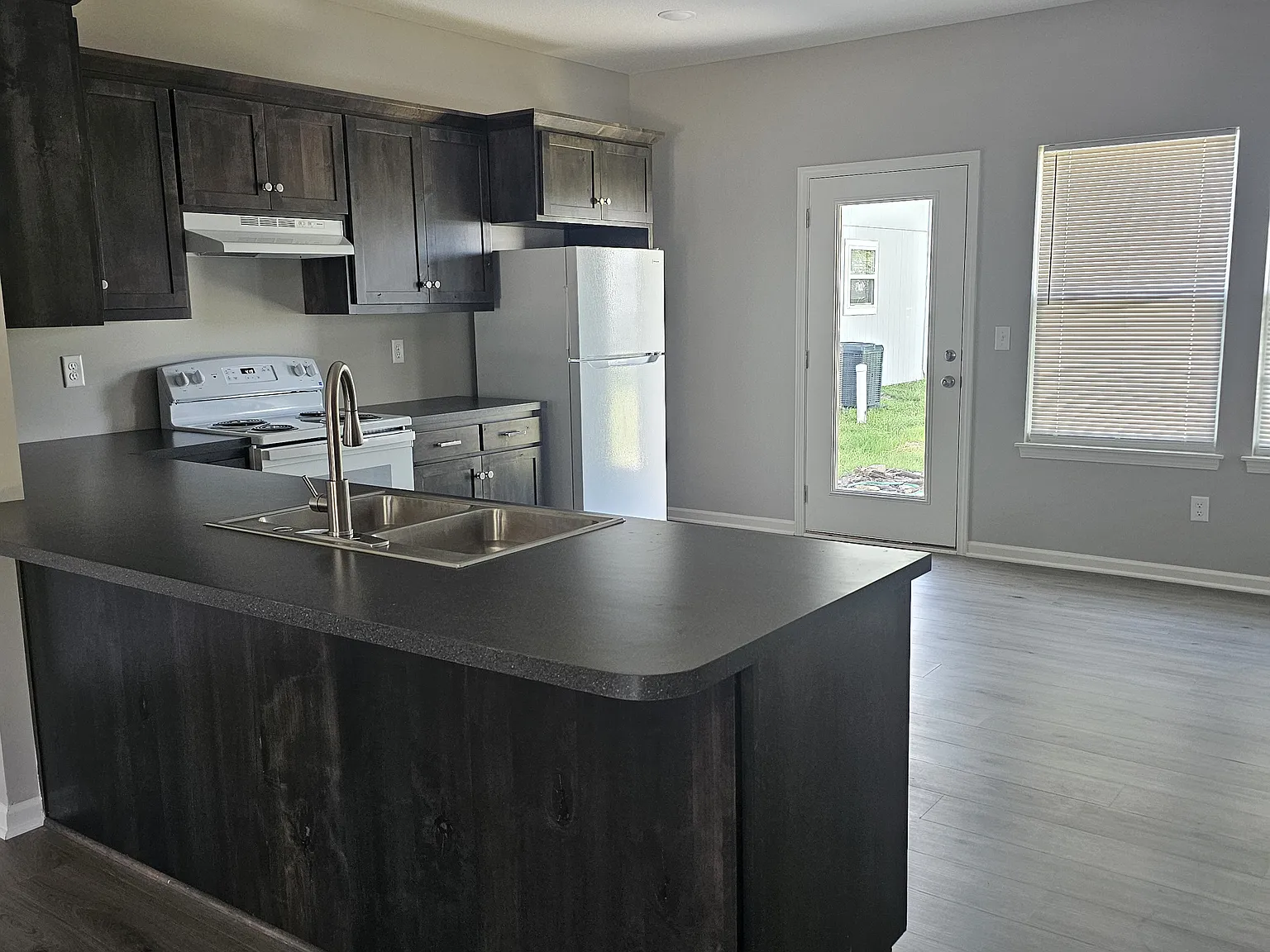 3 bed, 1.5 bath, 1450 sqft, $1,450 — Photo 2