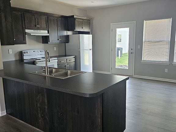 2nd image of 209 W Otway St