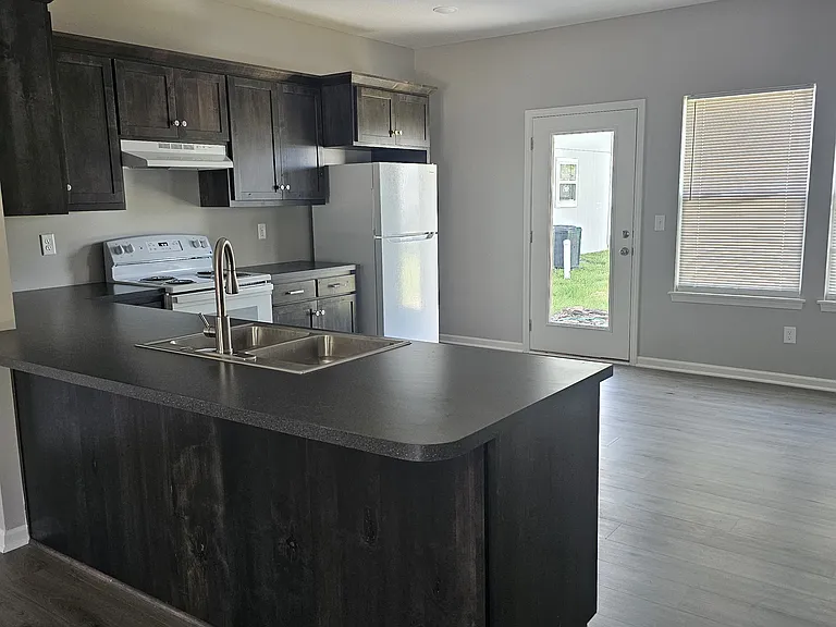 209 W Otway St — Photo 2