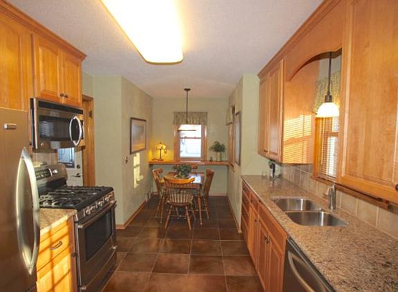 4th image of 2551 Benjamin St NE