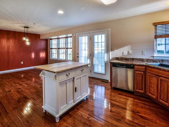 3rd image of 125 Kensington Dr