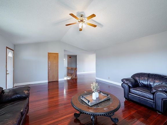 5th image of 10 Leed Rd