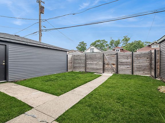 3rd image of 4426 N Francisco Ave