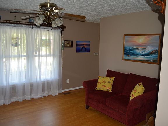 3rd image of 1524 Fountain Glen Dr