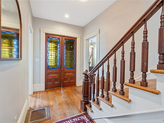 4th image of 1661 Cortland St