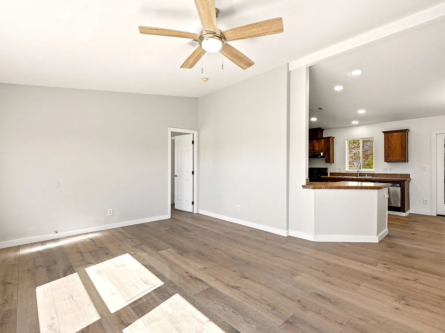 4 bed, 1600 sqft, $4,299 — Photo 4