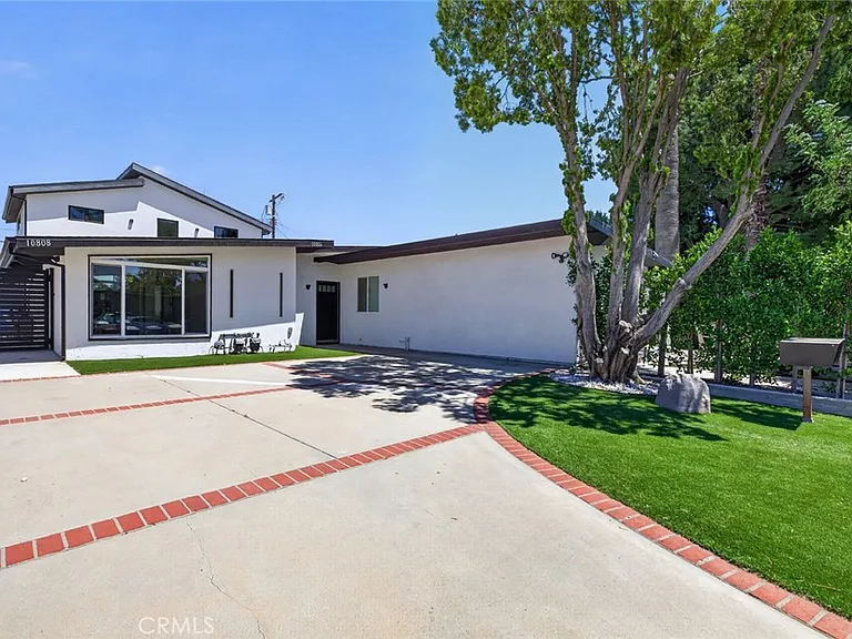 10806 Paso Robles Ave — Photo 2
