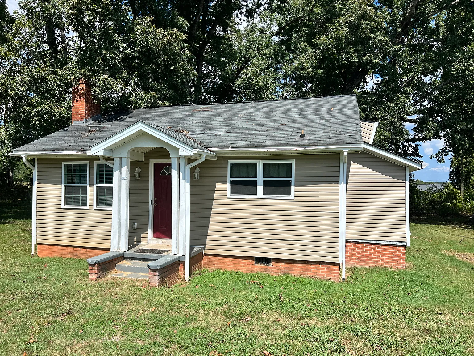 2104 W Randolph Rd — Photo 1