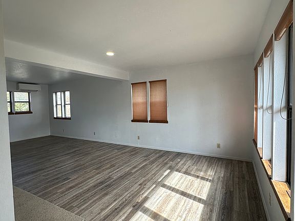 3rd image of 751 Aspen Dr
