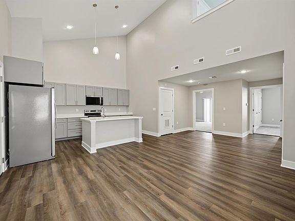 3rd image of 2710 Amelia Ln