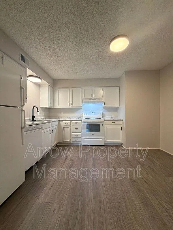 320 Lincoln St — Photo 2