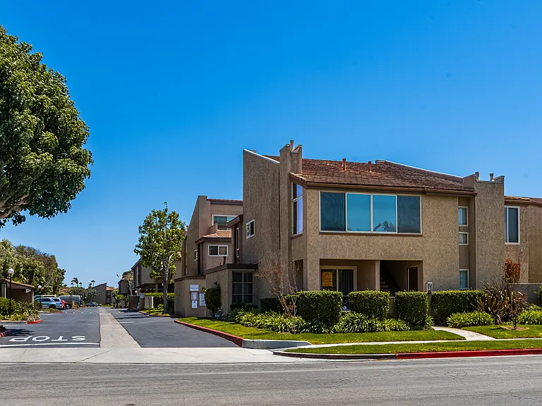 16939 Bluewater Ln — Photo 2