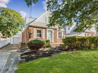 2 S Frank St, Valley Stream, NY 11580