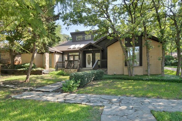 1st image of 2703 Lincoln Dr