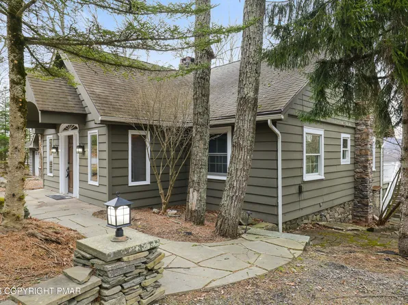 2135 Laurel Ln, Cresco, PA 18326