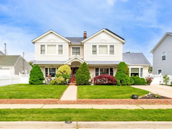 29 Water Lane N, Levittown, NY 11756