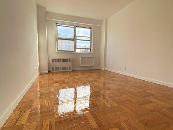 5th image of 2000 Bruckner Blvd