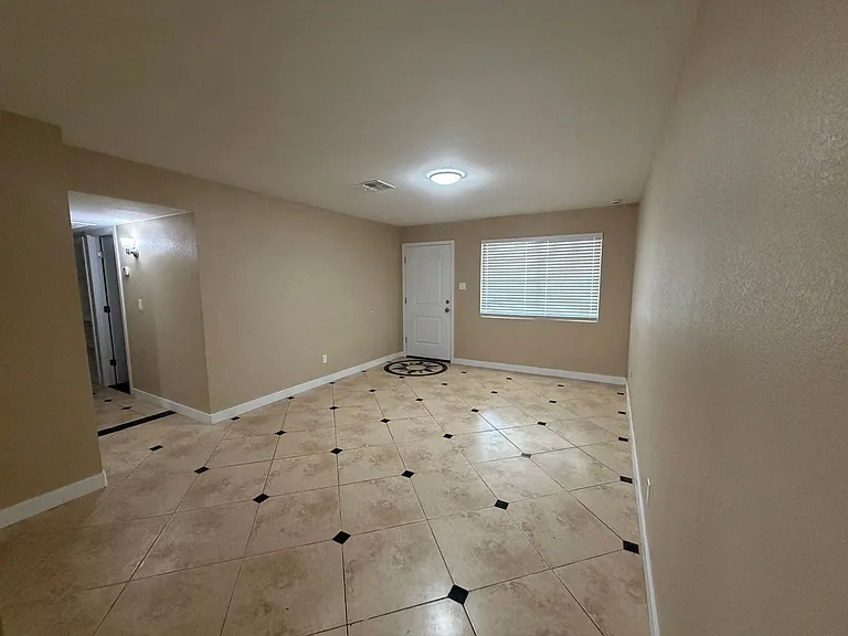 5810 W Earll Dr — Photo 3