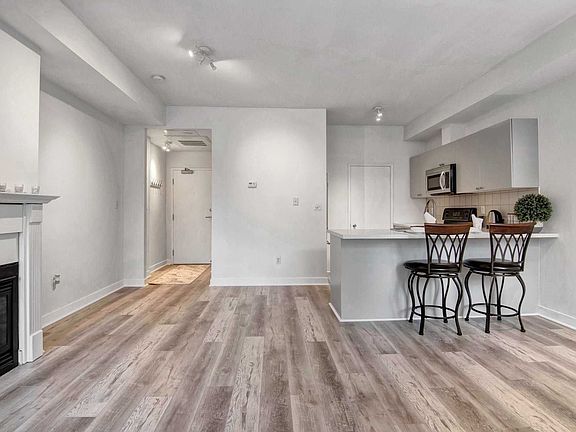 4th image of 500 Richmond St W #309