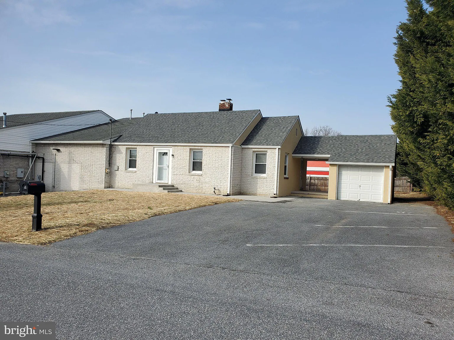 2 bed, 1.0 bath, 1800 sqft, $2,200 — Photo 1