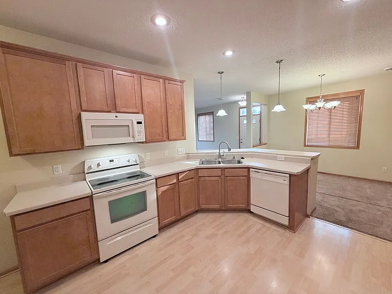 10800 Hawthorn Trl #E — Photo 9