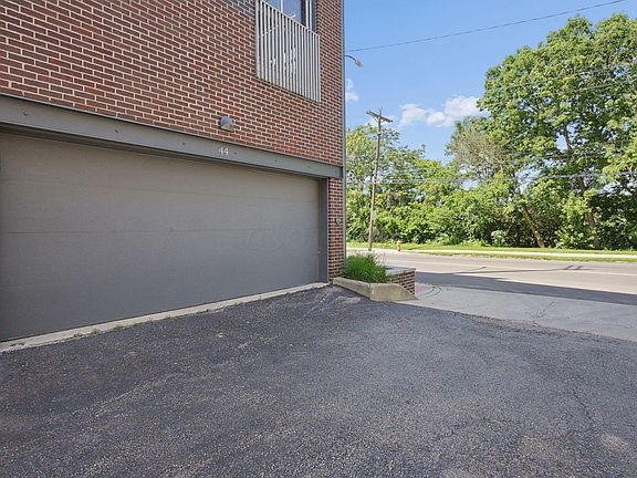 3rd image of 44 W Deshler Ave