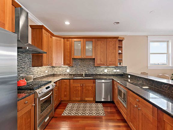 4th image of 3418 N Sheffield Ave Ste 4