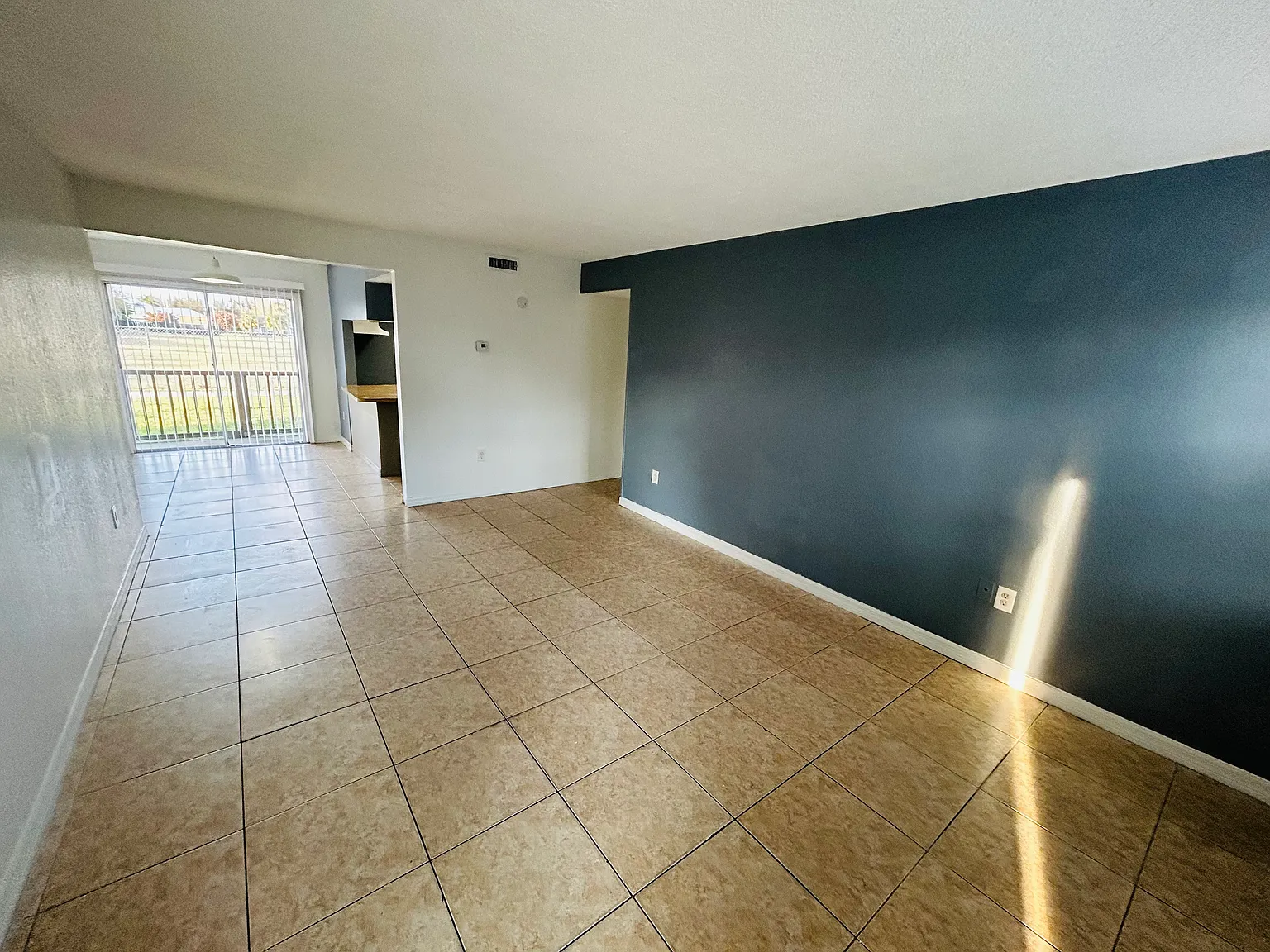 2 bed, 1.5 bath, 992 sqft, $1,300 — Photo 4