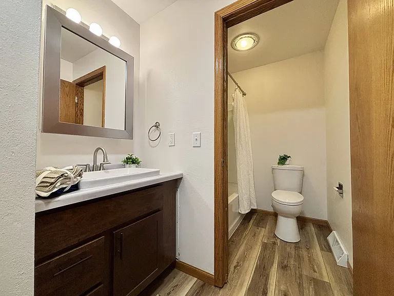 Town's Edge Apartments — Photo 25