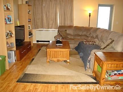 Living Room : 18' x 17' 6"