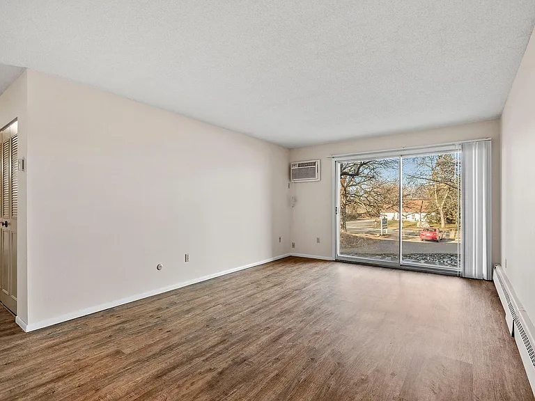 Cedarwood West Apartments | 2-Bedroom Apartments — Photo 5
