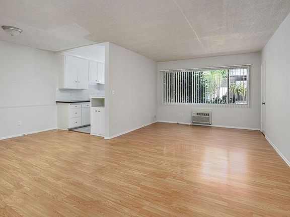 3rd image of 12860 Oxnard St APT 5