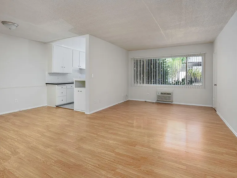 12860 Oxnard St #5 — Photo 3