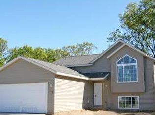 2554 Lawncrest Dr NE, Grand Rapids, MI 49505