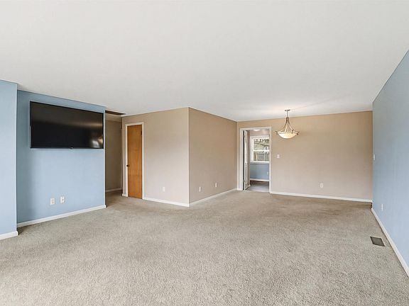5th image of 940 Hollyhill Dr