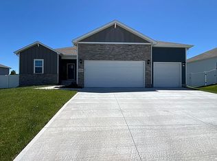 6229 Clear Creek St, Papillion, NE 68133