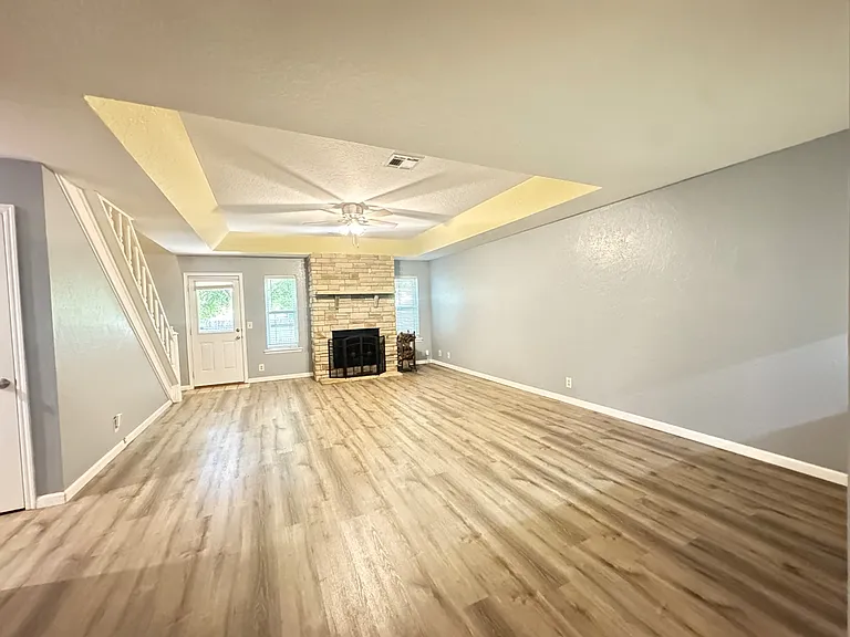 905 Rambling Oaks Dr — Photo 2