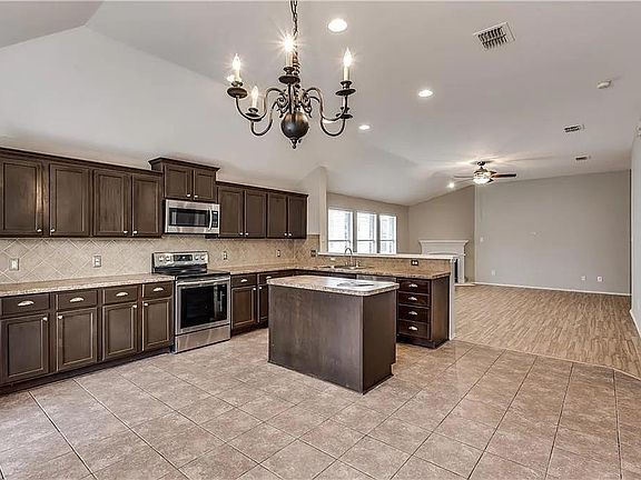 5th image of 914 Oak Hollow Ln