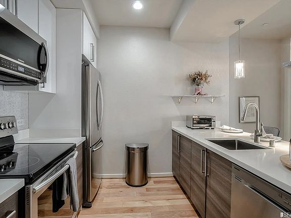 5th image of 335 Berry St Unit 402