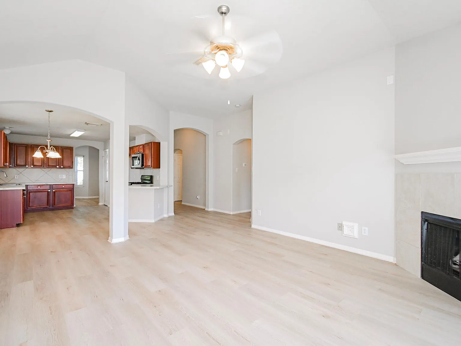 3 bed, 2.0 bath, 1646 sqft, $2,050 — Photo 2