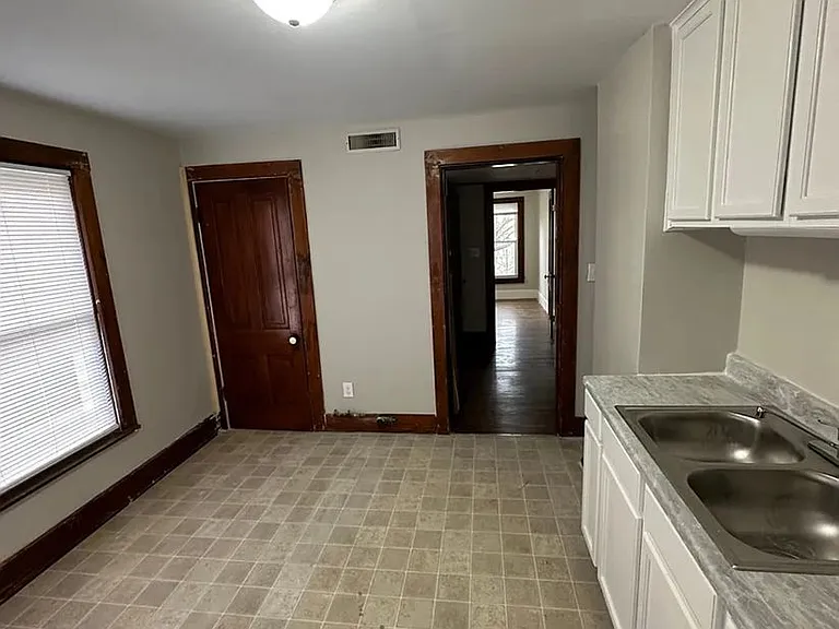 605 N Detroit St — Photo 2