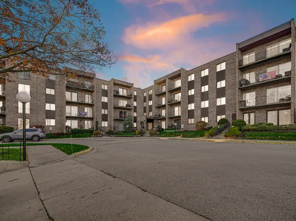 625 W Huntington Commons Rd APT 413, Mount Prospect, IL 60056