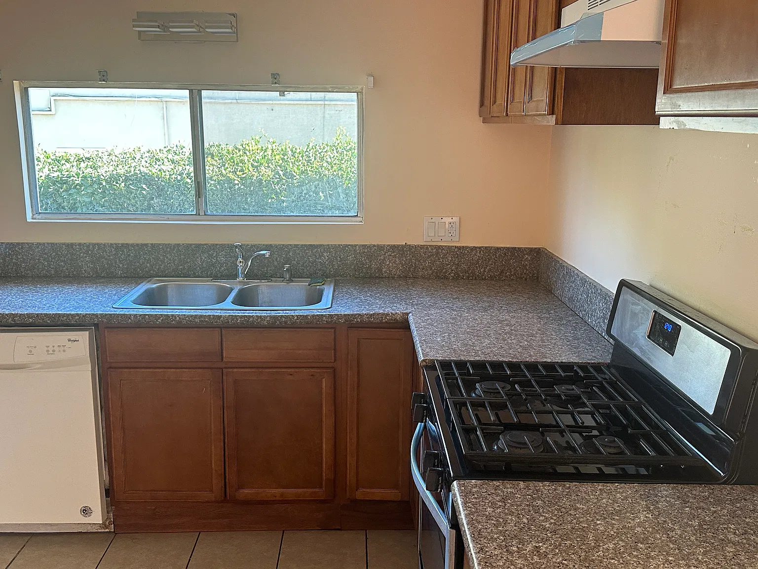 3 bed, 1300 sqft, $3,950 — Photo 4