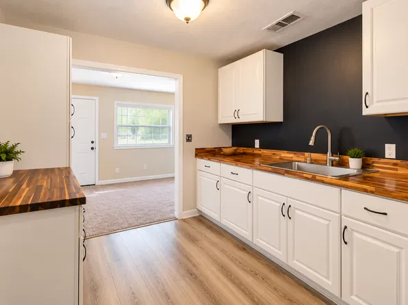 A simple, clean one-bedroom, one-bath unit Only $1,175 Move-In Special!