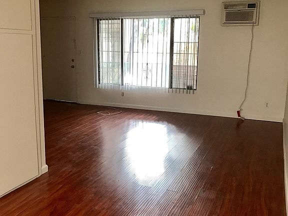 3rd image of 838-844 S Wilton Pl #844-3