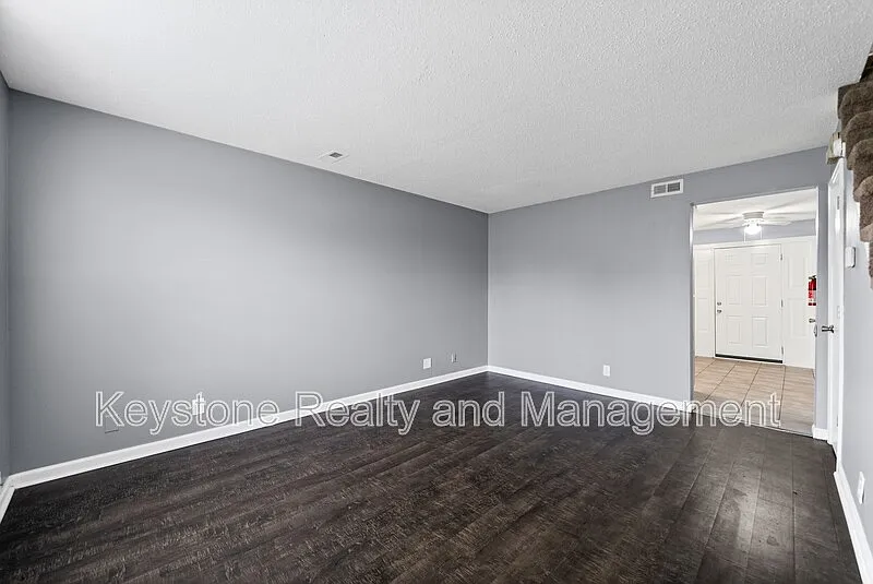 2 bed, 1.5 bath, 1000 sqft, $825 — Photo 2
