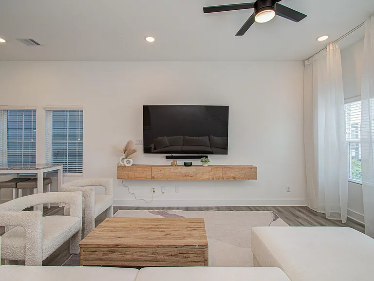 8325 Springwood Creek Ln — Photo 17
