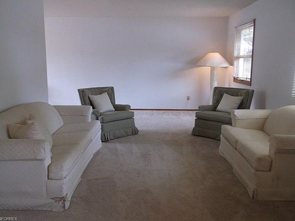 5th image of 458 Waterbury Dr