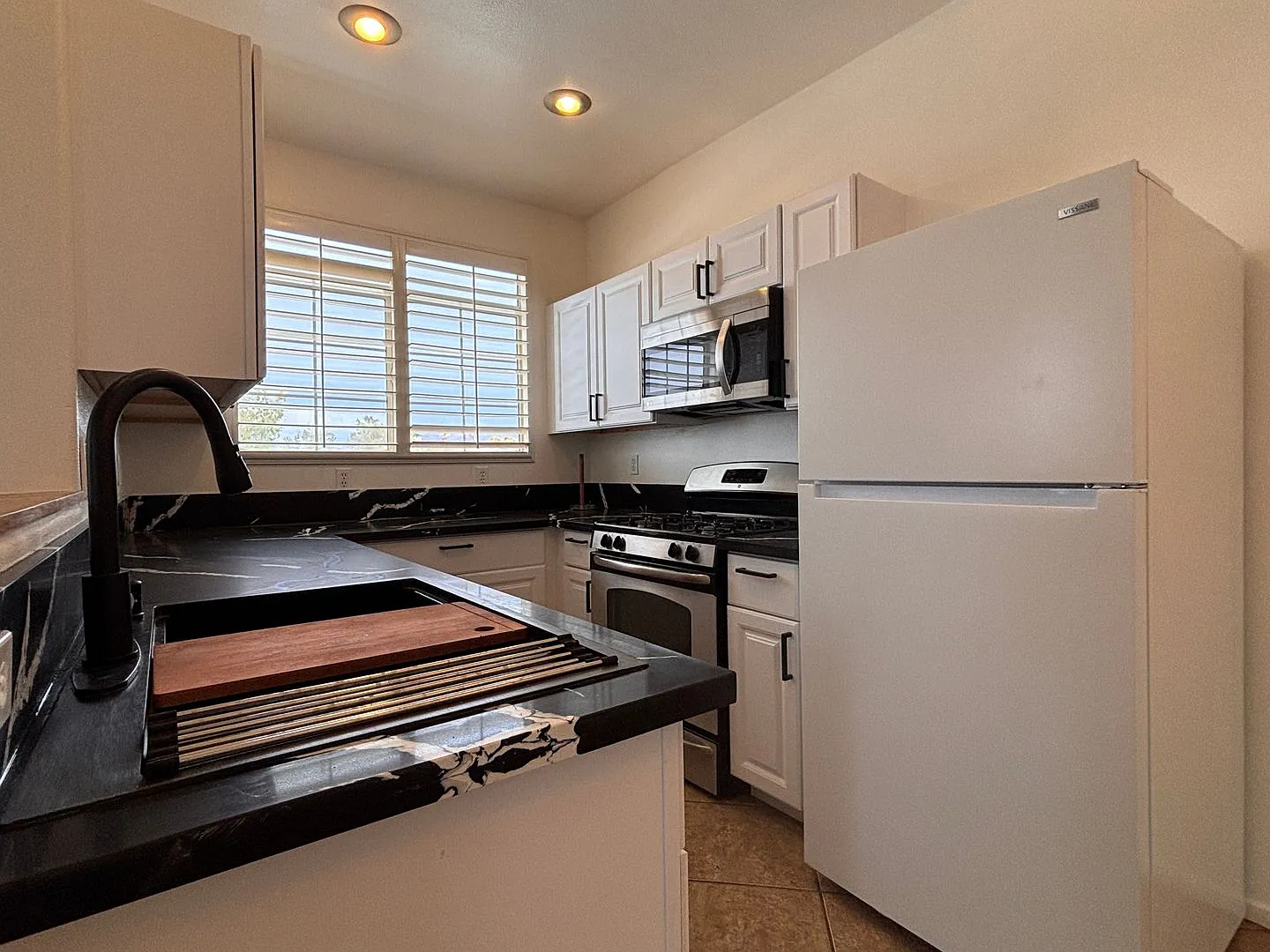 Beautiful 2-bedroom, 2-bathroom second-floor corner condo in Green Valley near The District. — Photo 3